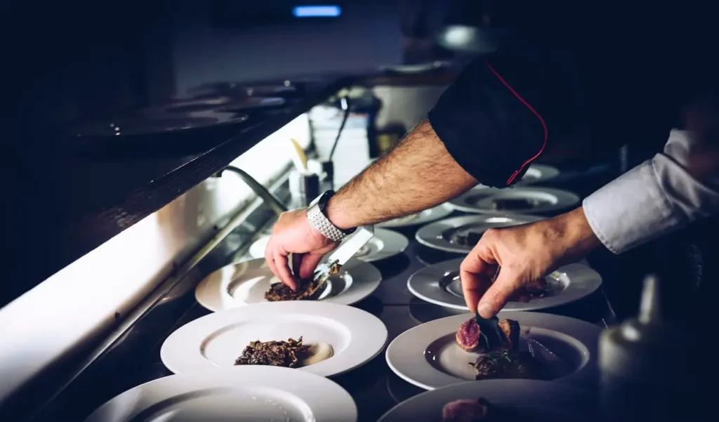 Chefs aplicando seguridad alimentaria en cocina
