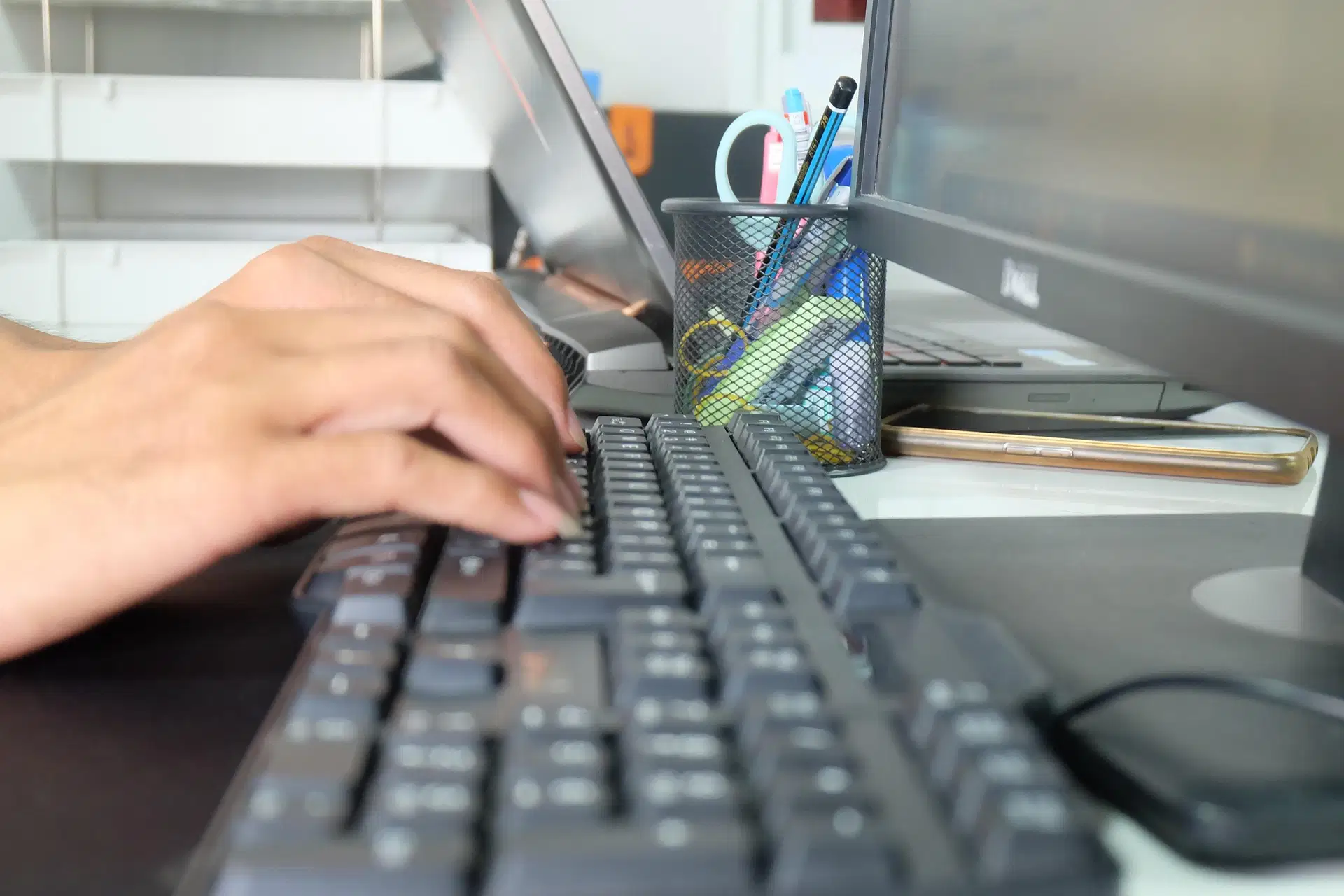 Manos sobre teclado, teletrabajo