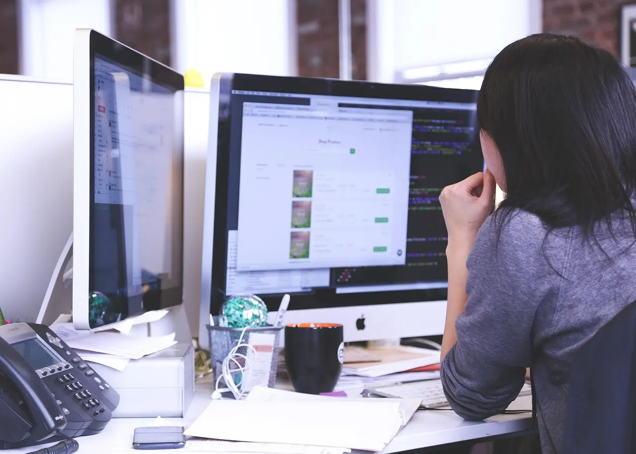 Contratar Empleados Ahorrando en Seguridad Social, una mujer trabajando
