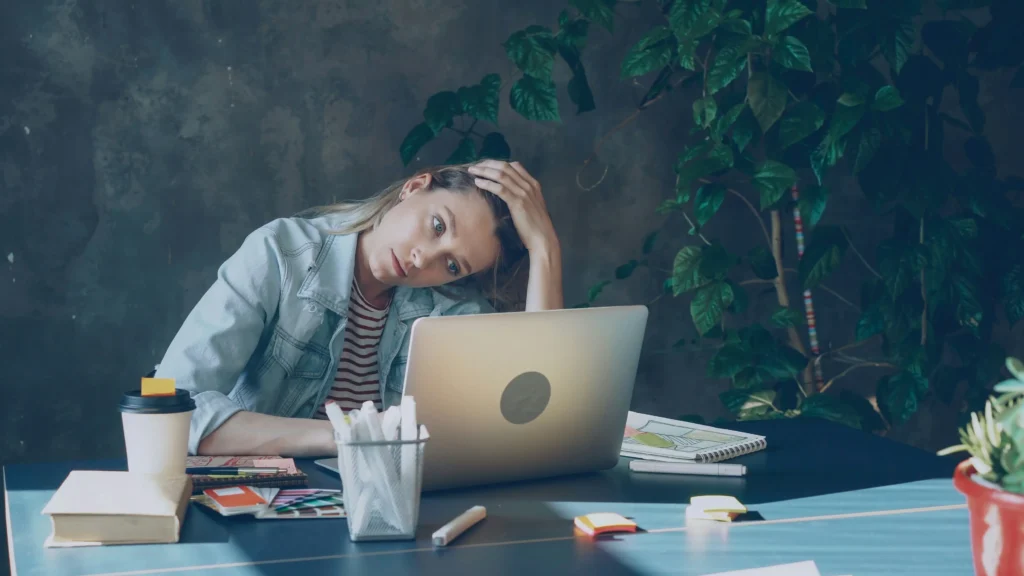 Trabajadora aburriendose en verano en la oficina