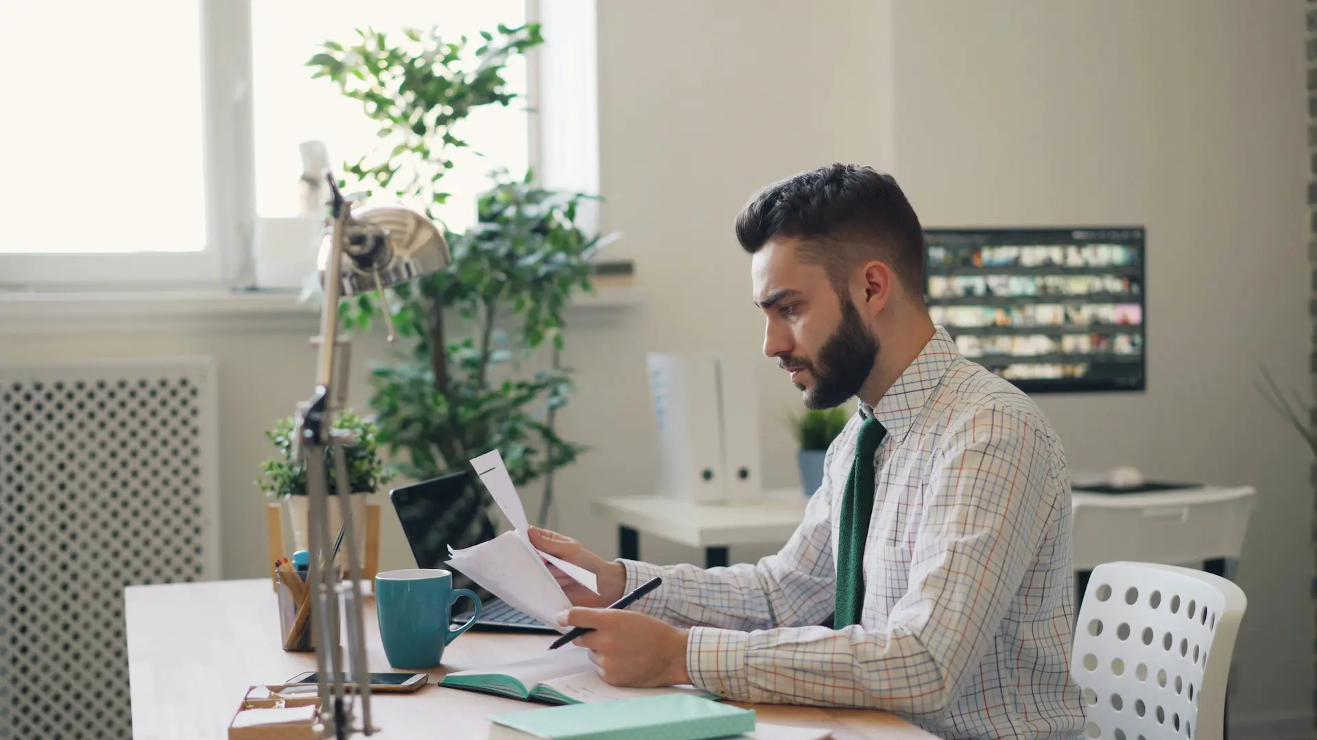 Hombre en oficina leyendo informe