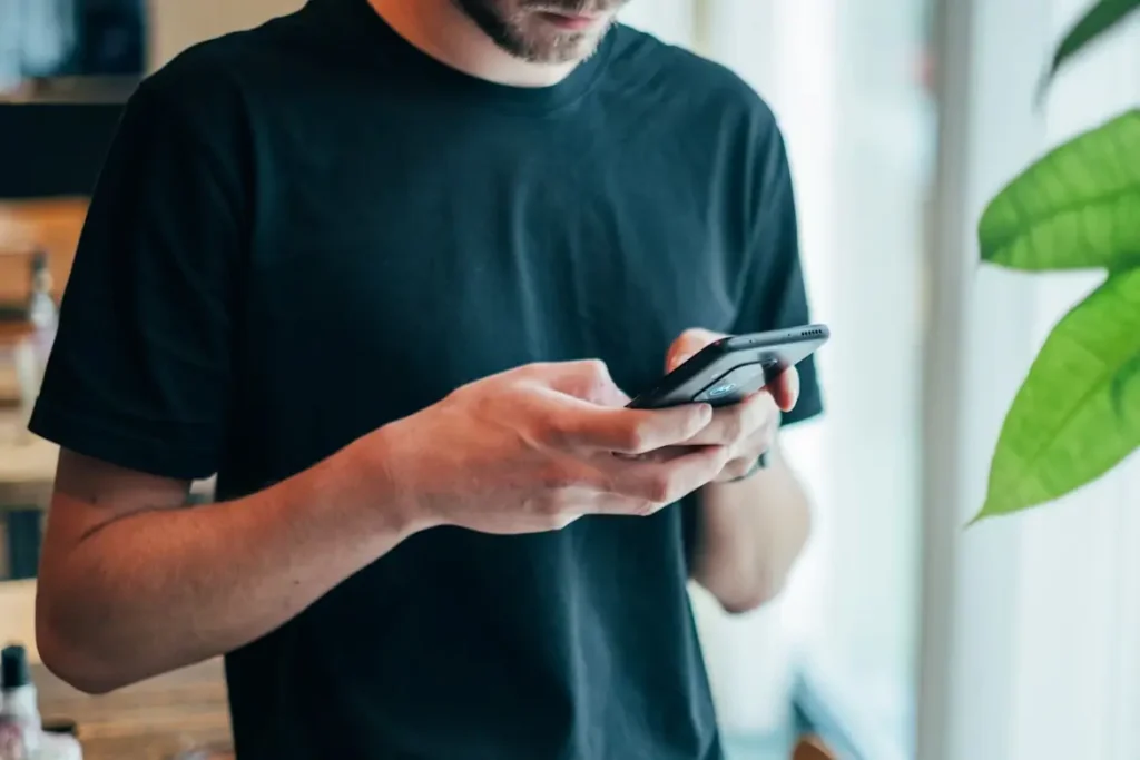 Empleado haciendo registro horario digital con su móvil