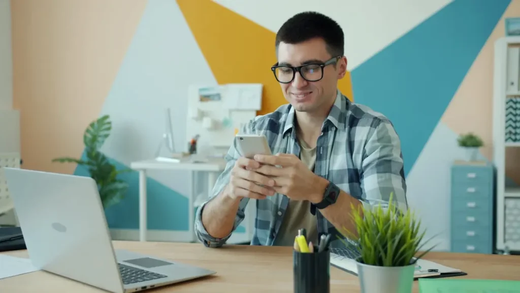 Hombre con movil comprobando su prevención de riesgos laborales
